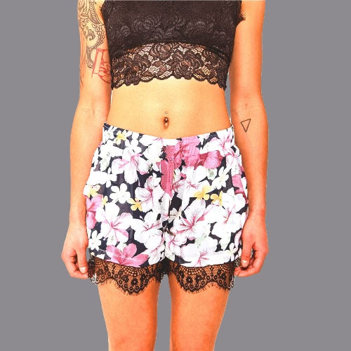 New Fashion Women Shorts Floral Print Elastic Mid Waist Lace Hem Slim Casual Boho Beach Wear Black